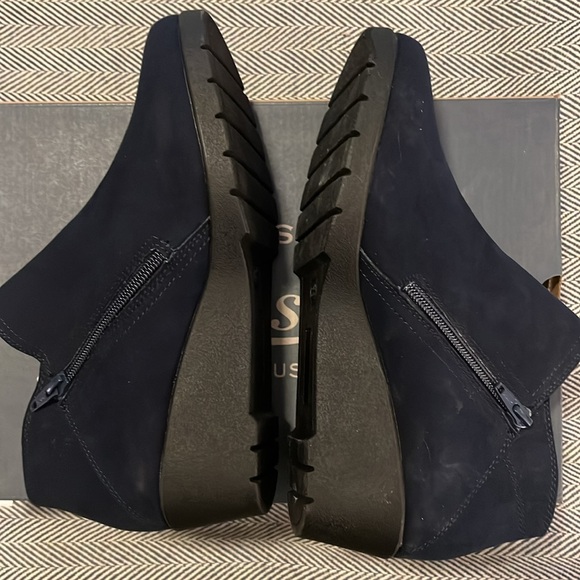 GH Bass Navy Ankle Bootie. NIB. Size 8.5 - Picture 4 of 5